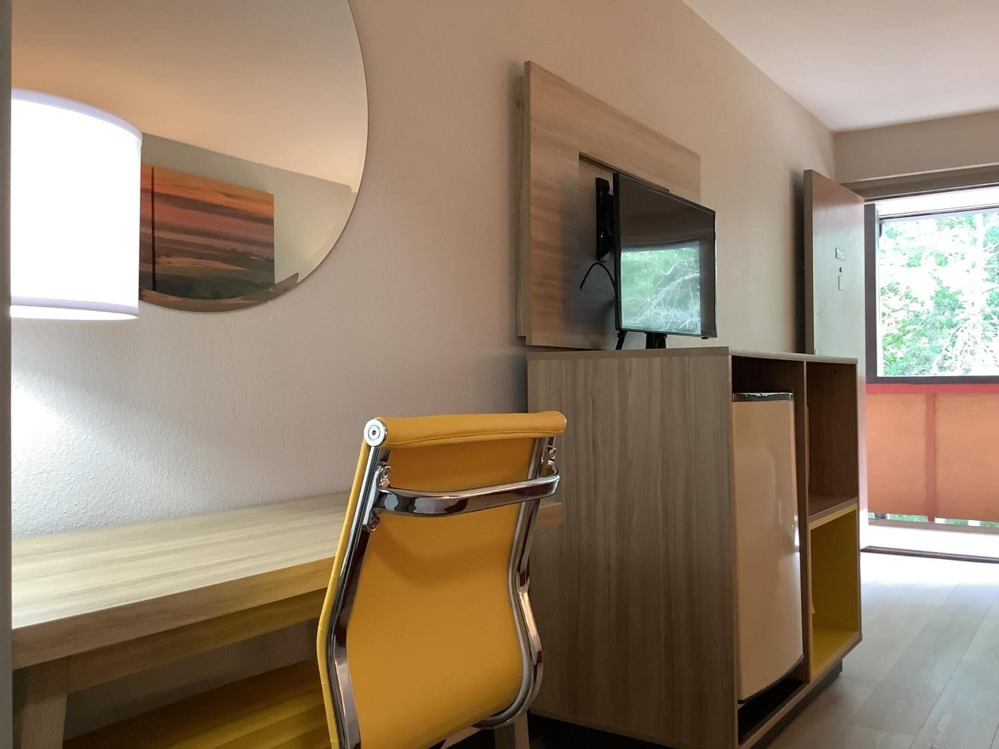 Days Inn By Wyndham Kingdom City Екстериор снимка